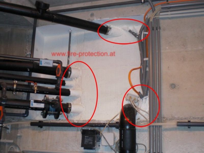 Keine Rohrmanschetten und Durchführung von Installationsschläuchen